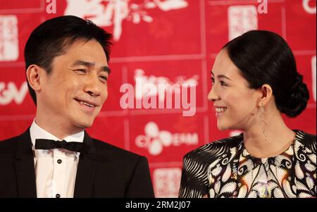 Bildnummer: 59840743  Datum: 16.06.2013  Copyright: imago/Xinhua (130616) -- SEOUL, June 16, 2013 (Xinhua) -- Hong Kong actor Tony Leung (L) and Chinese actress Zhang Ziyi react during the press conference for 2013 Chinese Film Festival in Seoul, South Korea, June 16, 2013. The 5th Chinese Film Festival opened in Seoul on Sunday for a 5-day celebration of Chinese film to boost bilateral movie and culture cooperation. Their movie The Grandmaster has been selected as the opening film of 2013 Chinese Film Festival. (Xinhua/Park Jin-hee)(zhf) KOREA-SEOUL-CHINESE FILM FESTIVAL PUBLICATIONxNOTxINxCH Stock Photo