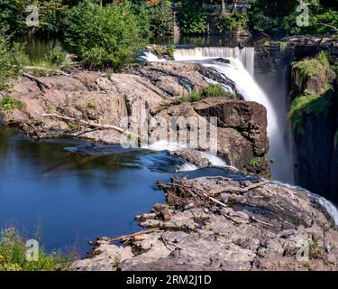 Paterson, NJ - US - 20. August 2023 horizontaler Blick auf die Wasserfälle im historischen Paterson Great Falls National Historical Park im Sommer Stockfoto