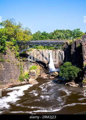 Paterson, NJ - USA - 20. August 2023 vertikale Ansicht der Wasserfälle im historischen Paterson Great Falls National Historical Park im Sommer. Stockfoto