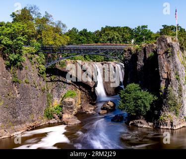 Paterson, NJ - USA - 20. August 2023 horizontaler Blick auf die Wasserfälle im historischen Paterson Great Falls National Historical Park im Sommer. Stockfoto