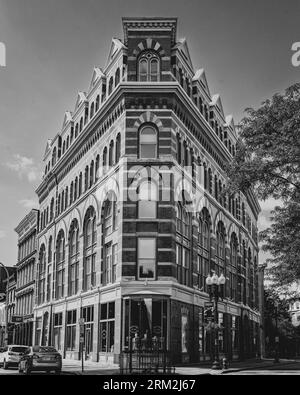 Troy, NY – USA – 13. August 2023 Schwarzweiß-Blick auf das historische Rice Building, ein dreieckiges historisches Hochviktorianisches gotisches Gebäude mit maurischem AR Stockfoto