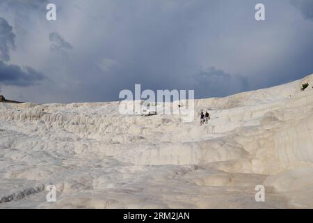 Bildnummer: 59844328 Datum: 16.06.2013 Copyright: imago/Xinhua (130617) -- DENIZILI, 2013 (Xinhua) -- Touristen besuchen das Pamukkale in der Türkei am 16. Juni 2013. Pamukkale, was auf Türkisch Baumwollburg bedeutet, ist ein Naturgebiet in der Provinz Denizli im Südwesten der Türkei. Die Stadt enthält heiße Quellen und Travertine, Terrassen aus Karbonatmineralien, die vom fließenden Wasser hinterlassen werden. Es befindet sich in der inneren Ägäis der Türkei, im Tal des Flusses Menderes, das das meiste Jahr über ein gemäßigtes Klima hat. Die weiße Burg ist insgesamt etwa 2.700 Meter lang, 600 Meter breit und 160 Meter hoch. Das ist es Stockfoto