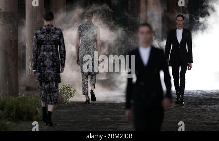 Bildnummer: 59848711  Datum: 17.06.2013  Copyright: imago/Xinhua (130617) -- LONDON, June 17, 2013 (Xinhua) -- Models display creations during SS14 Alexander McQueen Menswear show at the Coal Drops, King s Cross in London, Britain on June 17, 2013. (Xinhua/Wang Lili) UK-LONDON-FASHION-MENSWEAR-ALEXANDER MCQUEEN PUBLICATIONxNOTxINxCHN Kultur Entertainment Mode Modenschau Männermode Model x0x xsk 2013 quer premiumd      59848711 Date 17 06 2013 Copyright Imago XINHUA  London June 17 2013 XINHUA Models Display Creations during  Alexander McQueen Menswear Show AT The Coal Drops King S Cross in Lon Stock Photo