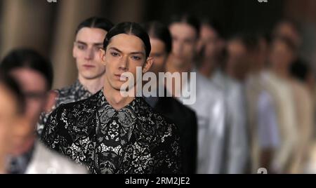 Bildnummer: 59848710 Datum: 17.06.2013 Copyright: imago/Xinhua (130617) -- LONDON, 17. Juni 2013 (Xinhua) -- Models zeigen Kreationen während der SS14 Alexander McQueen Menswear Show auf der Coal Drops, King s Cross in London, Großbritannien am 17. Juni 2013. (Xinhua/Wang Lili) UK-LONDON-FASHION-HERRENMODE-ALEXANDER MCQUEEN PUBLICATIONxNOTxINxCHN Kultur Entertainment Mode Modenschau Männermode Model x0x xsk 2013 quer Premiere 59848710 Datum 17 06 2013 Copyright Imago XINHUA London 17. Juni 2013 XINHUA Models zeigen Kreationen während der Alexander McQueen Menswear Show AUF der Coal Drops King S Cross in Lon Stockfoto