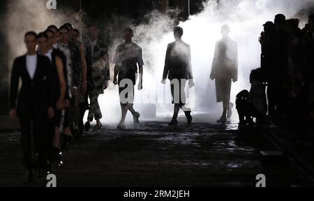 Bildnummer: 59848708  Datum: 17.06.2013  Copyright: imago/Xinhua (130617) -- LONDON, June 17, 2013 (Xinhua) -- Models display creations during SS14 Alexander McQueen Menswear show at the Coal Drops, King s Cross in London, Britain on June 17, 2013. (Xinhua/Wang Lili) UK-LONDON-FASHION-MENSWEAR-ALEXANDER MCQUEEN PUBLICATIONxNOTxINxCHN Kultur Entertainment Mode Modenschau Männermode Model x0x xsk 2013 quer premiumd      59848708 Date 17 06 2013 Copyright Imago XINHUA  London June 17 2013 XINHUA Models Display Creations during  Alexander McQueen Menswear Show AT The Coal Drops King S Cross in Lon Stock Photo