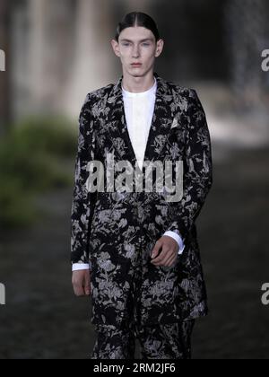 Bildnummer: 59848707  Datum: 17.06.2013  Copyright: imago/Xinhua (130617) -- LONDON, June 17, 2013 (Xinhua) -- A model displays a creation during SS14 Alexander McQueen Menswear show at the Coal Drops, King s Cross in London, Britain on June 17, 2013. (Xinhua/Wang Lili) UK-LONDON-FASHION-MENSWEAR-ALEXANDER MCQUEEN PUBLICATIONxNOTxINxCHN Kultur Entertainment Mode Modenschau Männermode Model x0x xsk 2013 hoch premiumd      59848707 Date 17 06 2013 Copyright Imago XINHUA  London June 17 2013 XINHUA a Model Displays a Creation during  Alexander McQueen Menswear Show AT The Coal Drops King S Cross Stock Photo