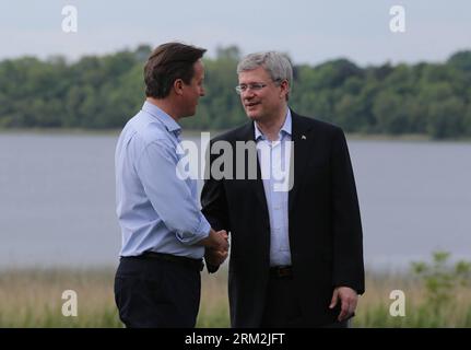 Bildnummer: 59847593 Datum: 17.06.2013 Copyright: imago/Xinhua (130618) -- FERMANAGH, 2013 (Xinhua) -- der britische Premierminister David Cameron (L) gibt dem kanadischen Premierminister Stephen Harper bei der offiziellen Begrüßung die Hand, während die Staats- und Regierungschefs der Welt zur Eröffnungszeremonie des G8-Gipfels im Lough Erne Resort in der Nähe von Enniskillen in Nordirland am 17. Juni 2013 eintreffen. Der Schwerpunkt des jährlichen Gipfeltreffens der Gruppe der acht (G8) Industriestaaten sollte auf Syrien und wirtschaftlichen Fragen liegen. (Xinhua/Yin Gang) UK-G8-GIPFEL-OPENING PUBLICATIONxNOTxINxCHN People Politik G8 G 8 Gipfel Nordirl Stockfoto