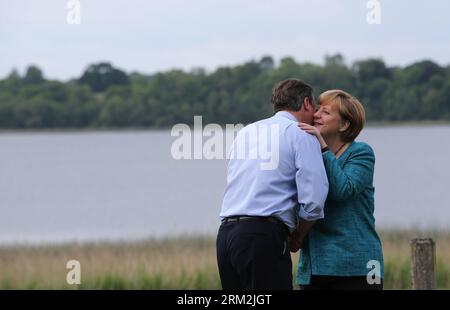 Bildnummer: 59847586 Datum: 17.06.2013 Copyright: imago/Xinhua (130618) -- FERMANAGH, 2013 (Xinhua) -- der britische Premierminister David Cameron (L) begrüßt die deutsche Kanzlerin Angela Merkel während der offiziellen Begrüßung, während die Staats- und Regierungschefs der Welt zur Eröffnungszeremonie des G8-Gipfels im Lough Erne Resort bei Enniskillen in Nordirland am 17. Juni 2013 eintreffen. Der Schwerpunkt des jährlichen Gipfeltreffens der Gruppe der acht (G8) Industriestaaten sollte auf Syrien und wirtschaftlichen Fragen liegen. (Xinhua/Yin Gang) UK-G8-GIPFEL ERÖFFNUNG PUBLICATIONxNOTxINxCHN People Politik G8 G 8 Gipfel Nordirland Fermanagh Loug Stockfoto