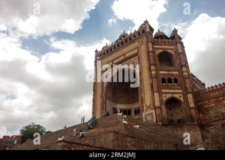 Bildnummer: 59850014 Datum: 15.06.2013 Copyright: imago/Xinhua People Visit the Jama Masjid of Fatehpur Sikri in Agra, Uttar Predesh, Indien, 15. Juni 2013. Fatehpur Sikri, die Stadt des Sieges, wurde in der zweiten Hälfte des 16. Jahrhunderts vom Mogul-Kaiser Akbar erbaut. Aufgrund der Wasserknappheit diente sie nur für etwa 10 Jahre als Hauptstadt des Mogulreiches. (Xinhua/Zheng Huansong)(srb) INDIA-AGRA-WORLD HERITAGE-FATEHPUR SIKRI PUBLICATIONxNOTxINxCHN Gesellschaft x2x xkg 2013 quer o0 Sehenswürdigkeiten Architektur Geschichte Reisen 59850014 Datum 15 06 2013 Copyright Stockfoto