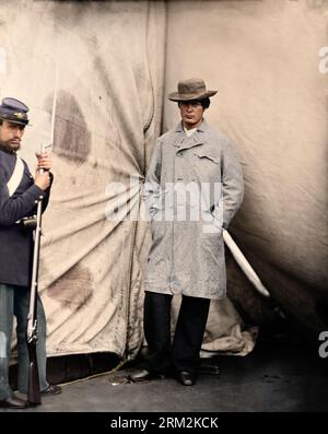 Lewis Payne, der Verschwörer, der Sekretär Seward angegriffen hat, stand in Mantel und Hut. Washington Navy Yard, D.C. 1865. Anmerkung: Die Soldaten rechts bo Stockfoto