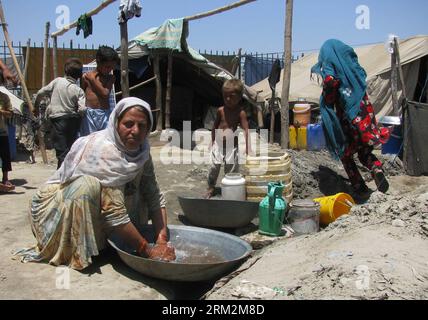 Bildnummer: 59875700 Datum: 20.06.2013 Copyright: imago/Xinhua (130620) -- NANGARHAR (AFGHANISTAN), 20. Juni 2013 (Xinhua) -- eine afghanische Flüchtlingsfrau wäscht ihre Kleidung am 20. Juni 2013 in der Provinz Nangarhar im Osten Afghanistans. Rund 45,2 Millionen Menschen weltweit sind bis Ende 2012 aufgrund von Verfolgung, Konflikten, allgemeiner Gewalt und Menschenrechtsverletzungen unter Zwangsvertreibung, so ein Jahresbericht des Hohen Flüchtlingskommissars der Vereinten Nationen (UNHCR) am Mittwoch. Der Krieg war der Hauptgrund für diese sehr hohe Zahl von Flüchtlingen und Binnenvertriebenen, wie der Chef von t Stockfoto