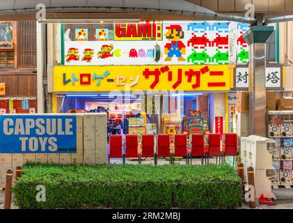 osaka, japan - 4. dezember 2022: Retro Game Center Zarigani in der Tsutenkaku Hondori Shopping Street mit Spielautomaten und ikonischen Spielen Stockfoto