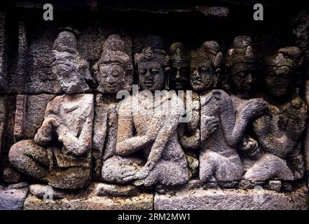 Bildnummer: 59884012 Datum: 15.05.2012 Copyright: imago/Xinhua JAKARTA -- das Foto vom 15. Mai 2012 zeigt die Relieftafeln, die buddhistische Geschichten im Borobudur-Tempel in Zentral-Java, Indonesien, darstellen. Borobudur ist ein buddhistischer Mahayana-Tempel aus dem 9. Jahrhundert. Er wurde 1991 zum UNESCO-Weltkulturerbe erklärt und 2012 durch die Guiness-Weltrekorde als der größte Tempel der Welt bestätigt. (Xinhua/Jiang Fan) (dzl) INDONESIEN-JAVA-WELTKULTURERBE-BOROBUDUR PUBLICATIONxNOTxINxCHN Kultur Tempel xas x0x 2013 quer 59884012 Datum 15 05 2012 Copyright Imago XINHUA Jakarta das Foto aufgenommen Stockfoto