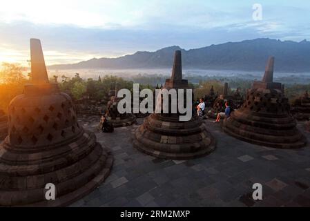 Bildnummer: 59884011  Datum: 20.12.2012  Copyright: imago/Xinhua JAKARTA -- The photo taken on Dec. 20, 2012 shows the Borobudur stupas during sunrise in Central Java, Indonesia. Borobudur is a 9th-century Mahayana Buddhist Temple. It was listed as a UNESCO World Heritage Site in 1991 and confirmed as the largest temple in the world by the Guiness World Records in 2012. (Xinhua/Jiang Fan) (dzl) INDONESIA-JAVA-WORLD HERITAGE-BOROBUDUR PUBLICATIONxNOTxINxCHN Kultur Tempel xas x0x 2013 quer     59884011 Date 20 12 2012 Copyright Imago XINHUA Jakarta The Photo Taken ON DEC 20 2012 Shows The Borobu Stock Photo