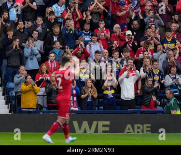 West Bromwich, Großbritannien. 26. August 2023. Middlesbrough-Fans begrüßen ihre Seite vor dem Sky Bet Championship Match West Bromwich Albion vs Middlesbrough bei den Hawthorns, West Bromwich, Großbritannien, 26. August 2023 (Foto: Steve Flynn/News Images) in West Bromwich, Großbritannien am 26. August 2023. (Foto von Steve Flynn/News Images/SIPA USA) Credit: SIPA USA/Alamy Live News Stockfoto