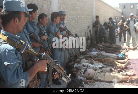 Bildnummer: 59888924  Datum: 22.06.2013  Copyright: imago/Xinhua (130622) -- KUNDUZ, June 22, 2013 (Xinhua) -- Afghan policemen stand guard near the bodies of Taliban fighters in Afghanistan s northern province of Kunduz on June 22, 2013. Up to 18 Taliban militants were killed and 11 others wounded when militants launched attacks against Afghan Local Police checkpoints in Qala-i-Zal district in the country s northern province of Kunduz overnight. (Xinhua/Fulad) AFGHANISTAN-KUNDUZ-TALIBAN PUBLICATIONxNOTxINxCHN Gesellschaft xdp x2x 2013 quer o0 Polizei Polizist Leichen Opfer Terror     59888924 Stock Photo