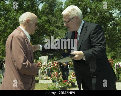 Bildnummer: 59889940 Datum: 22.06.2013 Copyright: imago/Xinhua (130622) -- SISAK, 22. Juni 2013 (Xinhua) -- der kroatische Präsident Ivo Josipovic (R) schmückt antifaschistische Partisanenveteranen mit Medaille während einer Gedenkfeier im Brezovica-Wald bei Sisak, Kroatien, am 22. Juni 2013. Die wichtigste Gedenkfeier anlässlich des antifaschistischen Kampftages in Kroatien ist der 72. Jahrestag der Gründung der ersten antifaschistischen bewaffneten Einheit in Kroatien. Die erste Partisanenbrigade wurde am 22. Juni 1941 im kroatischen Brezovica-Wald gebildet. (Xinhua/Miso Lisanin) (psw) KROATIEN-ANTIFASCHISTISCHER KAMPF DAY-COMMEM Stockfoto