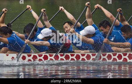 Bildnummer: 59891220  Datum: 22.06.2013  Copyright: imago/Xinhua Contestants paddle in the Lake Ontario during the 25th Toronto International Dragon Boat Race Festival at Centre Island in Toronto, Canada, June 22, 2013. Over 5,000 athletes around the world attended the two days festival. (Xinhua/Zou Zheng) (SP)CANADA-TORONTO-DRAGON BOAT RACE FESTIVAL PUBLICATIONxNOTxINxCHN Gesellschaft Drachenboot Drachenbootrennen Drachenbootregatta xdp x0x 2013 quer premiumd     59891220 Date 22 06 2013 Copyright Imago XINHUA Contestants PADDLE in The Lake Ontario during The 25th Toronto International Dragon Stock Photo