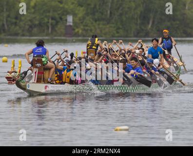 Bildnummer: 59891219  Datum: 22.06.2013  Copyright: imago/Xinhua Contestants paddle in the Lake Ontario during the 25th Toronto International Dragon Boat Race Festival at Centre Island in Toronto, Canada, June 22, 2013. Over 5,000 athletes around the world attended the two days festival. (Xinhua/Zou Zheng) (SP)CANADA-TORONTO-DRAGON BOAT RACE FESTIVAL PUBLICATIONxNOTxINxCHN Gesellschaft Drachenboot Drachenbootrennen Drachenbootregatta xdp x0x 2013 quer premiumd     59891219 Date 22 06 2013 Copyright Imago XINHUA Contestants PADDLE in The Lake Ontario during The 25th Toronto International Dragon Stock Photo