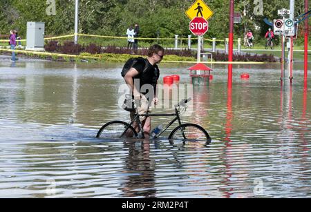 Bildnummer: 59892391 Datum: 21.06.2013 Copyright: imago/Xinhua (130623) -- CALGARY, 21. Juni 2013 (Xinhua) -- Radfahrer waten durch überflutete Straßen in der Innenstadt von Calgary, in der kanadischen Provinz Alberta, 21. Juni 2013. Mindestens drei Menschen wurden am Freitag getötet, als schwere Regenfälle durch den Süden der kanadischen Provinz Alberta fegten, sagten die Behörden. (Xinhua/Larry MacDougal) (zcc) CANADA-ALBERTA-CALGARY-FLOOD PUBLICATIONxNOTxINxCHN Gesellschaft Hochwasse Flut Überschwemmung xdp x0x 2013 quer premiumd 59892391 Datum 21 06 2013 Copyright Imago XINHUA Calgary 21. Juni 2013 XINHUA Radfahrer Wade Through Stockfoto