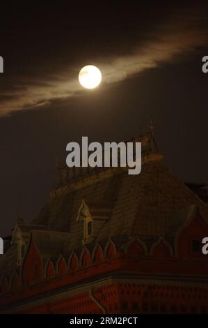 Bildnummer: 59893926  Datum: 23.06.2013  Copyright: imago/Xinhua (130623) -- MOSCOW, June 23, 2013 (Xinhua) -- A super moon is seen in Moscow, June 23, 2013. A supermoon is the coincidence of a full moon with the closest approach the Moon makes to the Earth on its elliptical orbit, resulting in the largest apparent size of the moon s disk as seen from Earth. (Xinhua/Ding Yuan) RUSSIA-MOSCOW-MOON PUBLICATIONxNOTxINxCHN Gesellschaft Supermond Super Mond Nacht xas x0x 2013 hoch premiumd      59893926 Date 23 06 2013 Copyright Imago XINHUA  Moscow June 23 2013 XINHUA a Super Moon IS Lakes in Mosco Stock Photo