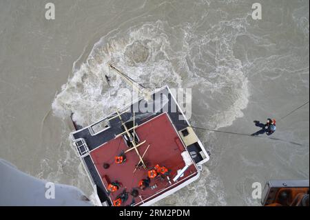 Bildnummer: 59892843 Datum: 23.06.2013 Copyright: imago/Xinhua (130623) -- DONGFANG, 23. Juni 2013 (Xinhua) -- Ein Helfer hängt von einem Hubschrauber, um Seeleuten auf einem zerstörten Frachter auf dem Meer nahe dem Hafen Basuo in Dongfang, südlichste chinesische Provinz Hainan, zu helfen, 23. Juni 2013. Die Feignters Changxinshun 888 und Jinma 788 kenterten aufgrund des Eintreffens des tropischen Sturms Bebinca in der Nähe des Hafens Basuo am Sonntag. Alle 12 Besatzungsmitglieder wurden von der örtlichen Sicherheitsverwaltung und der First Rescue Squadron des Südchinesischen Meeres gerettet. (Xinhua) (wqq) CHINA-HAINAN-DONGFANG-SHIPWRECK-RESCUE (CN) PUBLICATIONxNOT Stockfoto