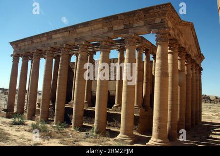 (130624) -- MOSUL (IRAK), 22. Juni 2013 (Xinhua) -- Foto aufgenommen am 22. Juni 2013 zeigt einen Teil der Überreste von Hatra, einer antiken Stadt 110 Kilometer südwestlich von Mosul, Irak. Hatra, eine große befestigte Stadt unter dem Einfluss des parthischen Reiches und Hauptstadt des ersten arabischen Reiches, trotzte den Invasionen der Römer in den Jahren 116 und 198 dank seiner hohen, dicken Mauern, die durch Türme verstärkt wurden. Die Überreste der Stadt, insbesondere die Tempel, in denen hellenistische und römische Architektur mit östlichen dekorativen Elementen verschmolzen sind, zeugen von der Größe ihrer Zivilisation. Sie wurde in die Liste der UN aufgenommen Stockfoto