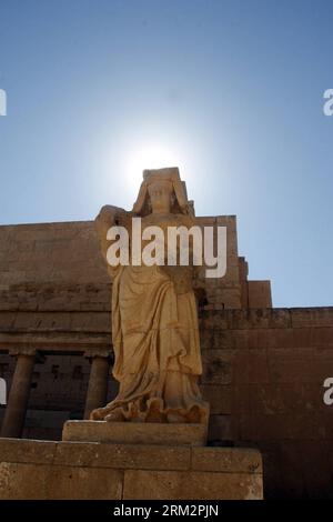 (130624) -- MOSUL (IRAK), 22. Juni 2013 (Xinhua) -- Foto aufgenommen am 22. Juni 2013 zeigt einen Teil der Überreste von Hatra, einer antiken Stadt 110 Kilometer südwestlich von Mosul, Irak. Hatra, eine große befestigte Stadt unter dem Einfluss des parthischen Reiches und Hauptstadt des ersten arabischen Reiches, trotzte den Invasionen der Römer in den Jahren 116 und 198 dank seiner hohen, dicken Mauern, die durch Türme verstärkt wurden. Die Überreste der Stadt, insbesondere die Tempel, in denen hellenistische und römische Architektur mit östlichen dekorativen Elementen verschmolzen sind, zeugen von der Größe ihrer Zivilisation. Sie wurde in die Liste der UN aufgenommen Stockfoto