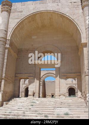 (130624) -- MOSUL (IRAK), 22. Juni 2013 (Xinhua) -- Foto aufgenommen am 22. Juni 2013 zeigt einen Teil der Überreste von Hatra, einer antiken Stadt 110 Kilometer südwestlich von Mosul, Irak. Hatra, eine große befestigte Stadt unter dem Einfluss des parthischen Reiches und Hauptstadt des ersten arabischen Reiches, trotzte den Invasionen der Römer in den Jahren 116 und 198 dank seiner hohen, dicken Mauern, die durch Türme verstärkt wurden. Die Überreste der Stadt, insbesondere die Tempel, in denen hellenistische und römische Architektur mit östlichen dekorativen Elementen verschmolzen sind, zeugen von der Größe ihrer Zivilisation. Sie wurde in die Liste der UN aufgenommen Stockfoto