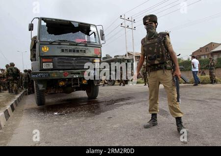 Bildnummer: 59897040 Datum: 24.06.2013 Copyright: imago/Xinhua (130624) -- SRINAGAR, 24. Juni 2013 (Xinhua) -- ein indischer Armeetruppen steht am 24. Juni 2013 am Angriffsort in Srinagar, der Sommerhauptstadt des von Indien kontrollierten Kaschmirs, wachsam. Fünf Soldaten der indischen Armee wurden am Montag bei einem weiteren schweren Angriff von Militanten in von Indien kontrolliertem Kaschmir getötet und sechs weitere verletzt, sagten Armeequellen. (Xinhua/Javed dar) (syq) KASHMIR-SRINAGAR-ATTACK PUBLICATIONxNOTxINxCHN Gesellschaft Politik Terror Anschlag Terroranschlag Bombe Bombenanschlag x0x xdd Premiere 2013 quer 59897040 Dat Stockfoto