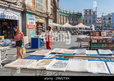 Neapel, Italien, weibliche Kunden, die in einem Second-Hand-Buchladen auf der Piazza Dante in Neapel nach Büchern suchen. Stockfoto