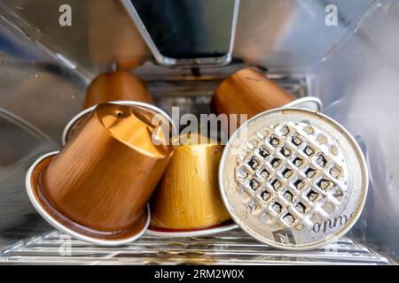 Gebrauchte Espresso-Kaffeekapseln. Nespresso-Kaffeekapsel entsorgt. Kaffeepads in der Maschine, durchbohrte nespresso-Kapseln, durchbohrte Kaffeepads Stockfoto