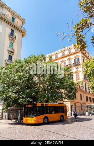 Neapel (Neapel), Kampanien, Italien, Ein gelber öffentlicher Bus an der Piazza Amedeo im Chiaia-Viertel von Neapel. Stockfoto