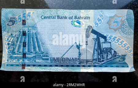 Fünf-Dinar-Bahrain-Banknote, Vorderseite. Die Konstruktion umfasst Ölbohrgeräte Stockfoto