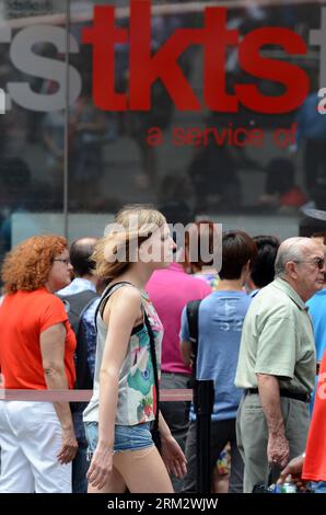Bildnummer: 59909951  Datum: 26.06.2013  Copyright: imago/Xinhua NEW YORK, June 26, 2013 - Crowds gather outside the TKTS booth in Times Square in New York City on June 26, 2013. New York s famous TKTS booth, which offers same-day discount Broadway and off-Broadway tickets, on Wednesday celebrated its 40th birthday. Some 58.5 million tickets have been sold from the booth during the 40 years. (Xinhua/Wang Lei) US-NEW YORK-BROADWAY-TKTS-ANNIVERSARY PUBLICATIONxNOTxINxCHN Gesellschaft Entertainment xjh x0x 2013 hoch     59909951 Date 26 06 2013 Copyright Imago XINHUA New York June 26 2013 Crowds Stock Photo