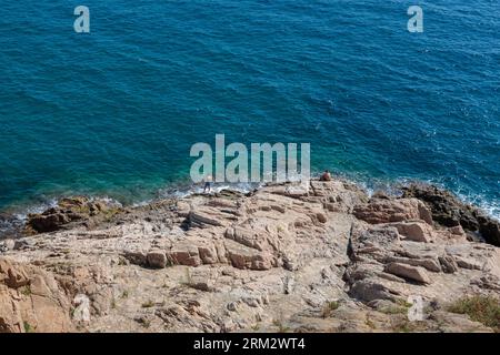 Atemberaubender Blick aus der Luft auf die felsige spanische Küste mit klarem Wasser Stockfoto