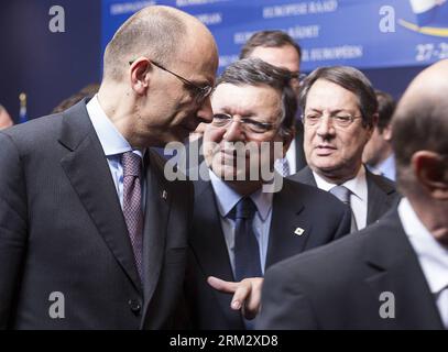 Bildnummer: 59912190 Datum: 27.06.2013 Copyright: imago/Xinhua (130627) -- BRÜSSEL, 27. Juni 2013 (Xinhua) -- Italiens Ministerpräsident Enrico Letta (L) hört dem Präsidenten der Europäischen Kommission Jose Manuel Barroso (C) nach einer Fotosession mit der Familie auf einem EU-Gipfel in Brüssel, der belgischen Hauptstadt, am 27. Juni 2013 zu. (Xinhua/Thierry Monasse) (ypf) BELGIEN-BRÜSSEL-EU-GIPFEL PUBLICATIONxNOTxINxCHN Politik People x0x 2013 quer premiumd 59912190 Datum 27 06 2013 Copyright Imago XINHUA Brüssel Juni 27 2013 XINHUA Italien Premierminister Enrico Letta l hört dem Präsidenten der Europäischen Kommission Jos zu Stockfoto