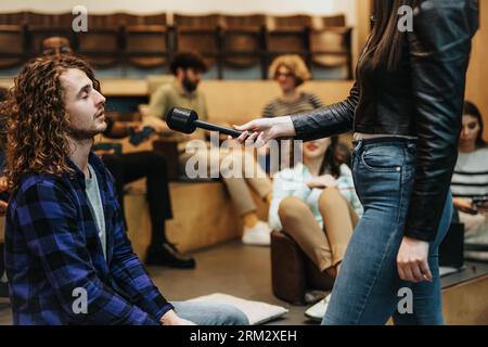 Junior-Mitarbeiter, der Fragen beantwortet, vom Senior Business Coach befragt. Stockfoto