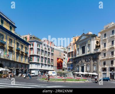 Neapel, Italien, Ein Stadtbild mit Brunnen, Fontana del Carciofo und klassischer Architektur an der Piazza Trieste e Trento. Stockfoto