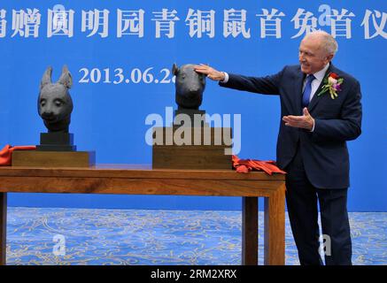 Bildnummer: 59914090  Datum: 28.06.2013  Copyright: imago/Xinhua (120628) -- BEIJING, June 28, 2013 (Xinhua) -- Francois-Henri Pinault, CEO of PPR Foundation and the owner of two bronze animal head sculptures, unveils a handover ceremony of the heads plundered by western invaders one-and-a-half centuries ago in Beijing, capital of China, June 28, 2013. The heads of a rat and a rabbit, parts of a fountain clock that previously stood at the Old Summer Palace, or Yuanmingyuan in Chinese, were donated on April 26, 2013 by the Pinault family, which owns the French luxury brand Kering. The handover Stock Photo