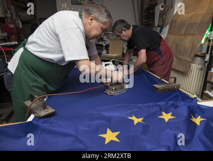 Bildnummer: 59914093 Datum: 28.06.2013 Copyright: imago/Xinhua (130628) -- ZAGREB, 28. Juni 2013 (Xinhua) -- Arbeiter der Cvirn Printing Company machen EU-Flaggen für die EU-Einreisefeier Kroatiens in Zagreb, Hauptstadt Kroatiens, 28. Juni 2013. Kroatien wird am 1. Juli 2013 der 28. Mitgliedstaat der Europäischen Union werden. (Xinhua/Miso Lisanin)(bxq) KROATIEN-ZAGREB-EU-FLAGGE PUBLICATIONxNOTxINxCHN Politik Gesellschaft Fahne EU xcb x0x 2013 quer Aufmacher Premiere 59914093 Datum 28 06 2013 Copyright Imago XINHUA Zagreb Juni 28 2013 XINHUA Arbeiter der Druckerei stellen EU-Flaggen für den Handel her Stockfoto