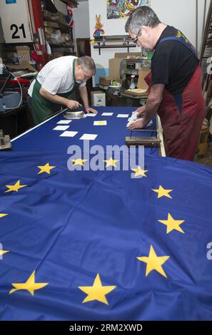 Bildnummer: 59914094 Datum: 28.06.2013 Copyright: imago/Xinhua (130628) -- ZAGREB, 28. Juni 2013 (Xinhua) -- Arbeiter der Cvirn Printing Company machen EU-Flaggen für die EU-Einreisefeier Kroatiens in Zagreb, Hauptstadt Kroatiens, 28. Juni 2013. Kroatien wird am 1. Juli 2013 der 28. Mitgliedstaat der Europäischen Union werden. (Xinhua/Miso Lisanin)(bxq) KROATIEN-ZAGREB-EU-FLAGGE PUBLICATIONxNOTxINxCHN Politik Gesellschaft Fahne EU xcb x0x 2013 hoch Aufmacher Premiere 59914094 Datum 28 06 2013 Copyright Imago XINHUA Zagreb Juni 28 2013 XINHUA Arbeiter der Druckerei stellen EU-Flaggen für den Handel her Stockfoto