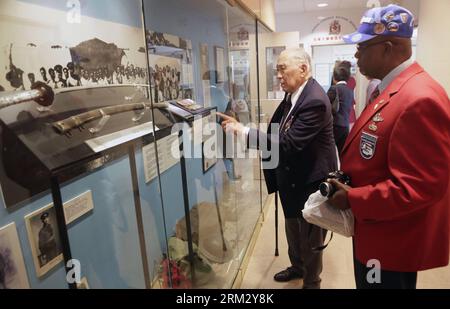 Bildnummer: 59916817  Datum: 28.06.2013  Copyright: imago/Xinhua (130629) -- VANCOUVER, June 28, 2013 (Xinhua) -- Chinese Canadian veterans together with the African American veterans look at the exhibits at the One War, Two Victories photo exhibition in Vancouver, Canada, June 28, 2013. The One War, Two Victories photo exhibition showcased the Chinese Canadians whose wartime service helped secure victory during World War II and gained equality for the Chinese Canadian community in Canada. (Xinhua/Liang Sen)(zhf) CANADA-VANCOUVER-WORLD WAR II-PHOTO EXHIBITION-CHINESE PUBLICATIONxNOTxINxCHN xas Stockfoto
