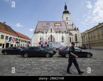 Bildnummer: 59918729  Datum: 29.06.2013  Copyright: imago/Xinhua (130629) -- ZAGREB, June 29, 2013 (Xinhua) -- A Croatian policeman is on patrol at the St. Marks Square in Zagreb, capital of Croatia, June 29, 2013. Croatia will become the 28th member of the European Union on July 1, 2013. Security tight as more than 30 heads of state or government will attend Croatia s EU entry celebration on Sunday. (Xinhua/Miso Lisanin)(zcc) CROATIA-ZAGREB-CROATIA-EU PUBLICATIONxNOTxINxCHN Politik Gesellschaft Kroatien EU Beitritt xcb x0x 2013 quer premiumd      59918729 Date 29 06 2013 Copyright Imago XINHU Stockfoto