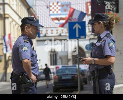 Bildnummer: 59918728  Datum: 29.06.2013  Copyright: imago/Xinhua (130629) -- ZAGREB, June 29, 2013 (Xinhua) -- Croatian police officers guard the street near the St. Marks Square in Zagreb, capital of Croatia, June 29, 2013. Croatia will become the 28th member of the European Union on July 1, 2013. Security tight as more than 30 heads of state or government will attend Croatia s EU entry celebration on Sunday. (Xinhua/Miso Lisanin)(zcc) CROATIA-ZAGREB-CROATIA-EU PUBLICATIONxNOTxINxCHN Politik Gesellschaft Kroatien EU Beitritt xcb x0x 2013 quer premiumd      59918728 Date 29 06 2013 Copyright I Stockfoto