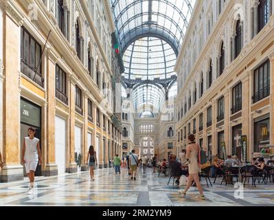 Neapel, Metropolitan City von Neapel, Italien, People at Galleria Umberto I, eine öffentliche Einkaufsgalerie in Neapel. Stockfoto