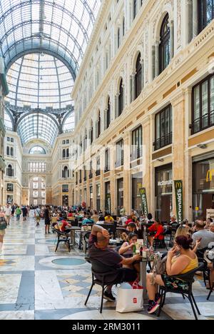 Neapel, Metropolitan City von Neapel, Italien, People at Galleria Umberto I, eine öffentliche Einkaufsgalerie in Neapel. Stockfoto