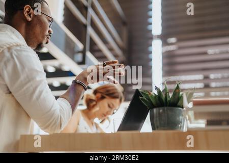 Erwachsene Profis in einem Unternehmensbüro, die an Projekten arbeiten, Ideen diskutieren und als erfolgreiches Team arbeiten. Stockfoto