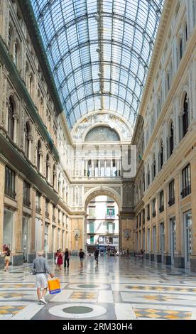 Neapel, Metropolitan City von Neapel, Italien, People at Galleria Umberto I, eine öffentliche Einkaufsgalerie in Neapel. Stockfoto