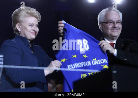 (130701) -- ZAGREB, June 30, 2013 (Xinhua) -- Croatia s President Ivo Josipovic (R) holds a T-shirt with EU signs which he received from Lithuania s President Dalia Grybauskaite during the celebration of the accession of Croatia to the European Union in Zagreb, Croatia, on June 30, 2013. Top officials across Europe arrived in Zagreb on Sunday to participate in the ceremony to celebrate Croatia s entry into EU. Croatia joined the European Union as the 28th member state on July 1, 2013. (Xinhua/Goran Stanzl/PIXSELL) (lyx) CROATIA-ZAGREB-EU-CELEBRATION PUBLICATIONxNOTxINxCHN   130701 Zagreb June Stock Photo